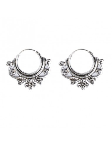 Aros de plata lisa con adorno .