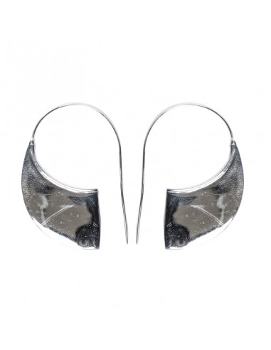 Pendiente de plata pulida.