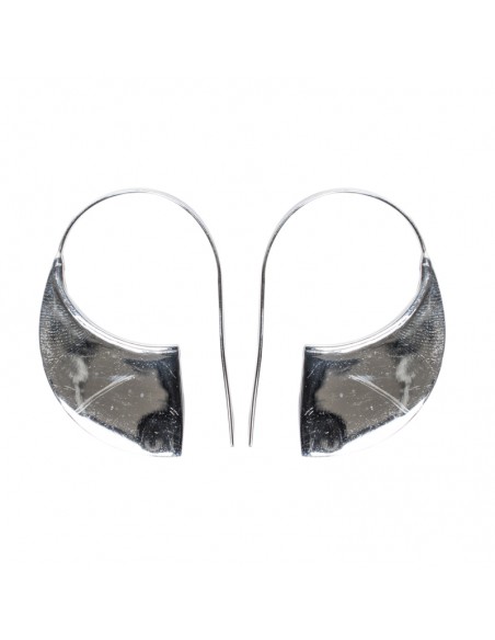 Pendiente de plata pulida.