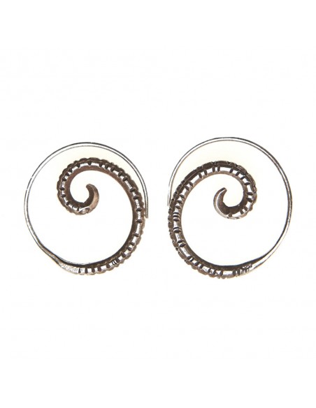 Pendiente espiral étnico de plata mate.