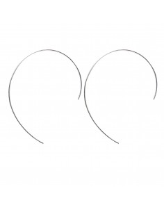 Pendiente de hilo arqueado de plata.