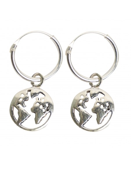 Aro liso de plata con colgante de mapamundi.