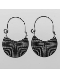 Pendiente étnico de plata grabado en círculos