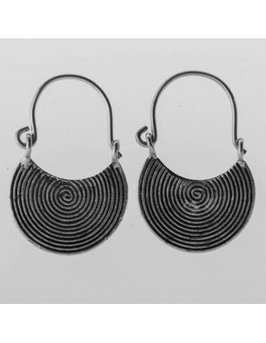 Pendiente étnico de plata grabado en círculos