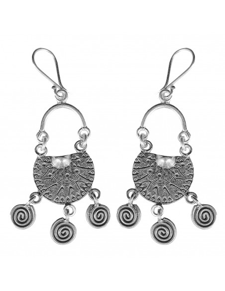 Pendiente étnico de Plata con espirales colgando.