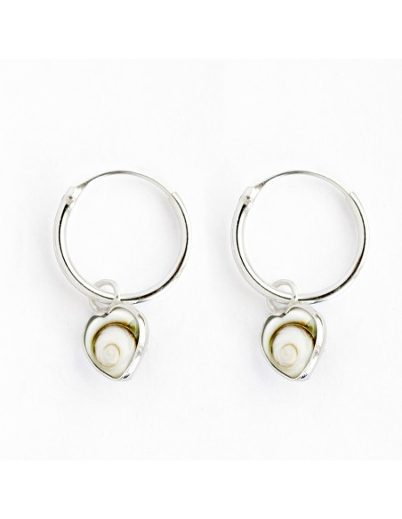 Aro liso de Plata con colgante de Corazón de concha.