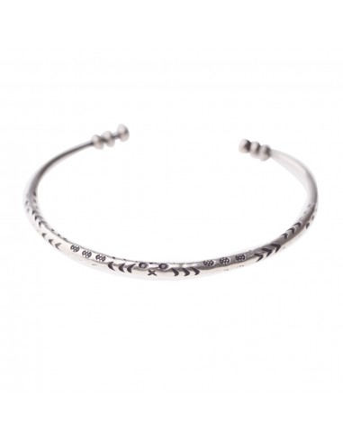 Esclava étnica de plata mate grabada.