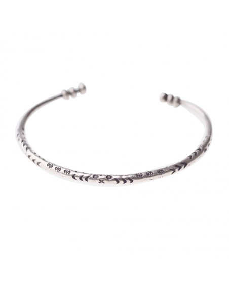 Esclava étnica de plata mate grabada.