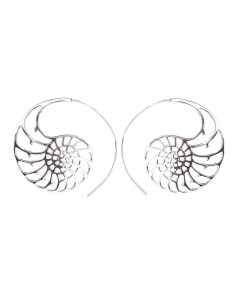 Pendiente , vistoso, calado , de plata pulida.Diámetro de...