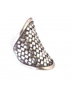 Anillo étnico  trenzado de plata púlida.