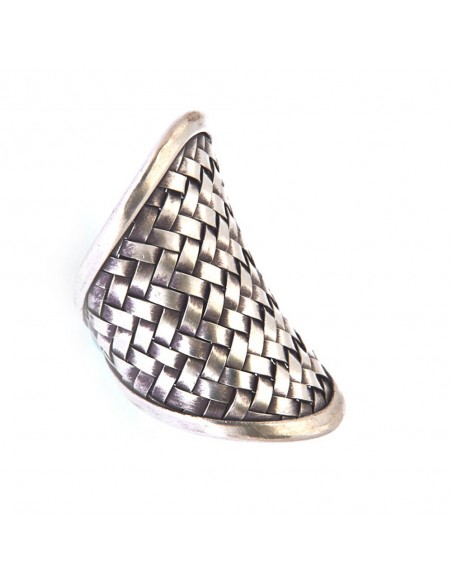 Anillo étnico  trenzado de plata púlida.