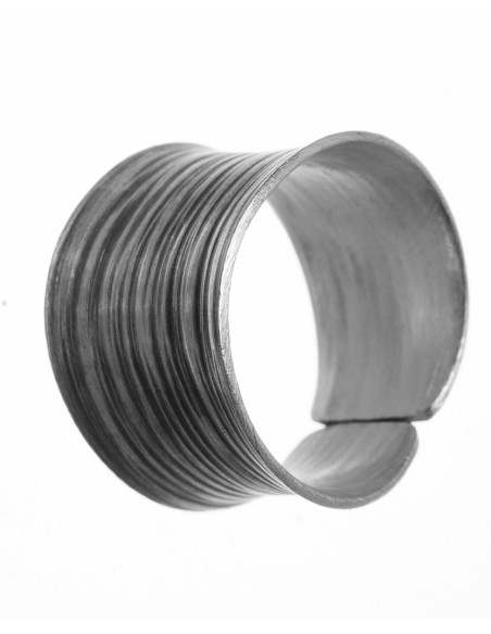 Anillo étnico grabado de plata mate.