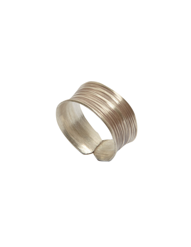Anillo étnico grabado de plata mate.