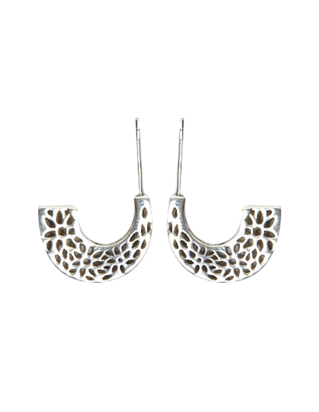 Criolla de plata calada.Tamaño de 18x14x4mm.