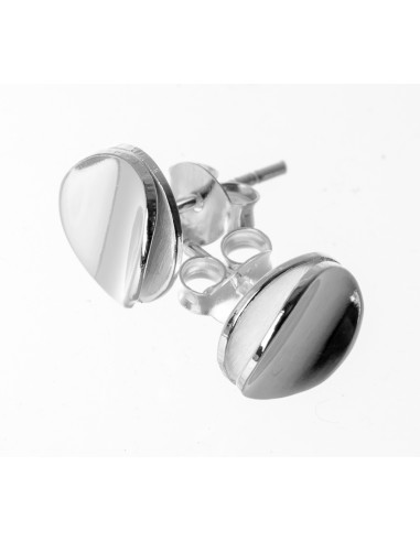 Pendiente ovalado de plata.