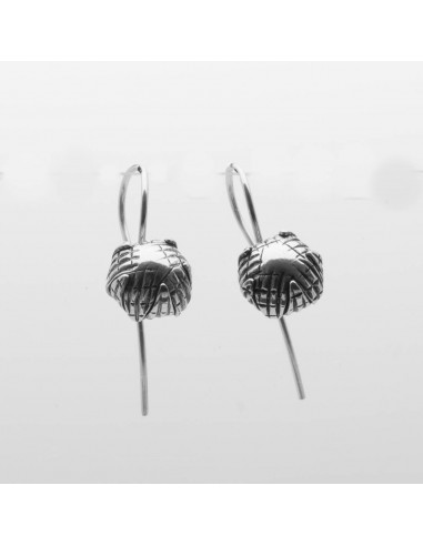 Pendiente de plata de gancho largo.