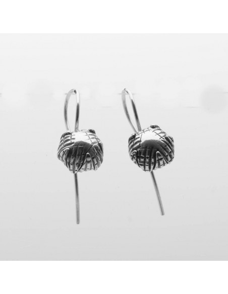 Pendiente de plata de gancho largo.